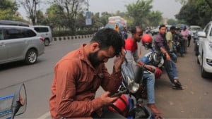 ট্রাম্প হরমুজে বাজি ধরছেন, ঢাকার ফারুক যুদ্ধের কথা বলে ঋণ করছেন