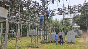 ঘোড়াশালে নিরাপত্তা প্রহরীকে অস্ত্র ঠেকিয়ে বিদ্যুৎ উপ-কেন্দ্রের যন্ত্রাংশ লুট