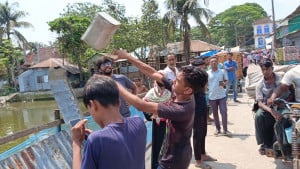 গুদামে দখলে এসে মরিচের গুঁড়া ছিটিয়ে হামলা