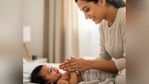 রাতে শিশু বার বার কেঁদে ওঠে? সমাধানে কী করবেন