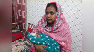প্রথম সন্তানের মুখ দেখে আনন্দে অশ্রুসজল বাবার চোখ 