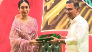 বাবার হাত থেকে ‘দাদু’র স্বাধীনতা পুরস্কার নিলেন জাইমা