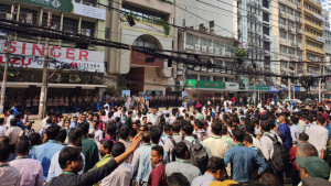 চাকরি পুনর্বহাল চেয়ে মতিঝিলে ৬ ইসলামী ব্যাংকের সাবেক কর্মীদের অবস্থান