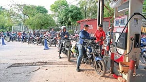 পেট্রোল পাম্পে অপেক্ষা  ও দুর্ভোগ কমছে না