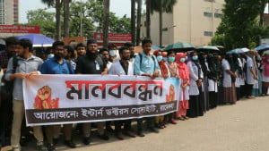 কর্মবিরতিতে রামেক হাসপাতালের ইন্টার্ন চিকিৎসকরা 