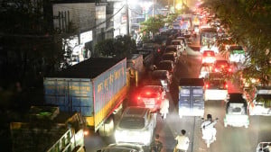 ১০ ঘণ্টায় ৩ দুর্ঘটনা, যানজটে স্থবির ঢাকার একাংশ  
