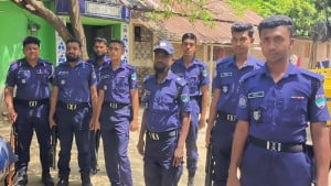 বাউলশিল্পী শফি মন্ডলের দৌলতপুরের বাড়িতে পুলিশ মোতায়েন