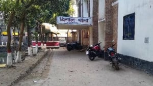 ২০ টাকা বাকি নিয়ে তর্কে তিনজনকে কুপিয়ে জখম