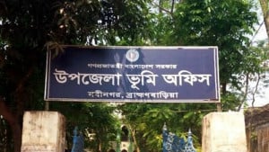সাংবাদিকদের তালাবদ্ধ করে রাখা সেই ভূমি কর্মকর্তাকে বদলি