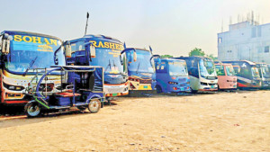 ডিজেল সংকটে পরিবহন অচল, কর্মহীন শত শত শ্রমিক