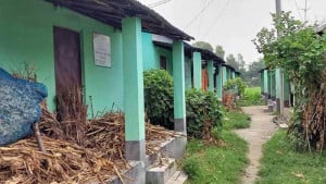 কালাইয়ে আশ্রয়ণ ছেড়ে চলে যাচ্ছেন সুবিধাভোগীরা
