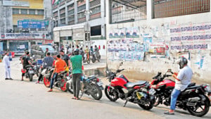 পাম্পে গাড়ির ভিড় কমেছে