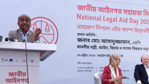 কড়াইল বস্তিতে ভ্রাম্যমাণ লিগ্যাল এইড ক্যাম্প উদ্ধোধন করলেন আইনমন্ত্রী