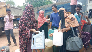 মাগুরায় তেল নিতে নারীদের ভিড়