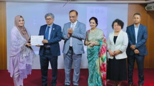 সিআইইউতে চীনা ভাষা কোর্সের সনদ বিতরণ
