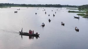 পড়ন্ত বিকেলে তিতাস  নদীতে নৌকা ভ্রমণ