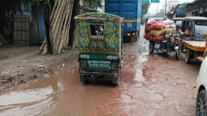 ৩০০ মিটার সড়কে ভোগান্তি  ১০ ইউনিয়নের বাসিন্দাদের