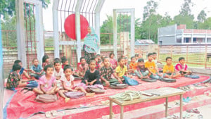 ১০ মাস ধরে শহীদ বেদিতে চলছে পাঠদান