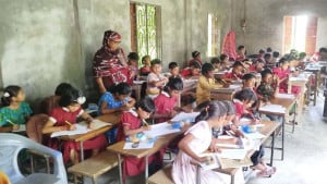 এক কক্ষে পাশাপাশি চলে  সব শ্রেণির পাঠদান