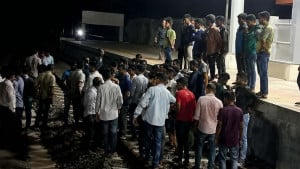 নারী যাত্রীকে উত্ত্যক্ত, গোপালগঞ্জে ঢাকাগামী ট্রেনে পাথর নিক্ষেপ
