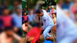 পরকীয়ার অভিযোগে গ্রাম্য সালিশে নারীকে চেয়ারম্যানের জুতাপেটা