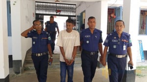 উচ্চ শব্দে গান ছেড়ে গৃহবধূকে প্লায়ার্স দিয়ে আঘাত, গরম কাস্তের ছ্যাঁকা