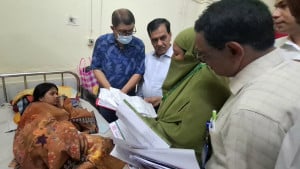 হাসপাতালে মজুত আছে, তবুও বাইরে থেকে স্যালাইন কিনতে বললেন নার্স