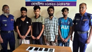 গোয়ালঘরের ভেতরে ‘গোপন কক্ষ’, পুলিশের অভিযানে গ্রেপ্তার ৪ যুবক