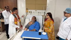 হাসপাতালে মিঠুন চক্রবর্তী, দেখতে গেলেন শুভেন্দু অধিকারী