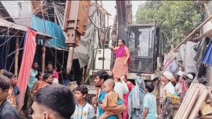 ‘মাদ‌কের হটস্পট’ হাজি মাজার ব‌স্তি গুঁড়িয়ে দিল রাজউক
