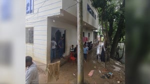 সিসি ক্যামেরা দেখার নাম করে বাড়িতে ঢুকে ডাকাতি