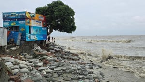 কুয়াকাটা সৈকতে ভয়াবহ ভাঙন, ঝুঁকিতে পুলিশ বক্স