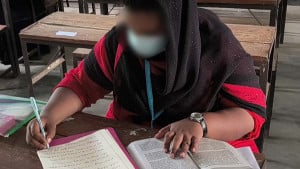 বই দেখে লিখছিলেন, ভিডিও করায় ২ সাংবাদিকের ওপর হামলা