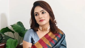 অল্পের জন্য প্রাণে বাঁচলেন মৌসুমী মৌ