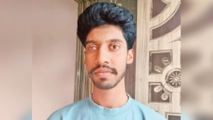 ‘কিছুক্ষণ পড়লেই  বাঁ চোখে চাপ  লাগে’
