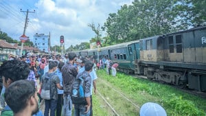 বগি লাইনচ্যুত হওয়ার সাড়ে ৭ ঘণ্টা পর ট্রেন চলাচল স্বাভাবিক