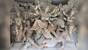 দেড় লাখ দিয়াশলাই কাঠিতে সাজছে দুর্গাপ্রতিমা, দেখতে ভিড়