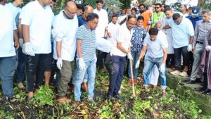 টাঙ্গাইল ডিসি লেকের প্রাণ ফেরাতে কচুরিপানা অপসারণ শুরু