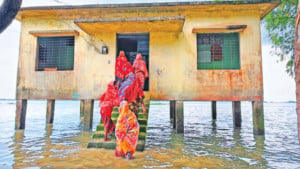 থইথই পানি ভেঙে কমিউনিটি ক্লিনিকে হাওরের নারীরা