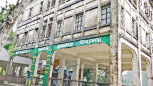 ছাতা মাথায় দিয়ে ক্লাস  করতে হয় শিক্ষার্থীদের