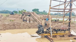 অবশেষে সরু সেতুটি  প্রশস্ত হচ্ছে