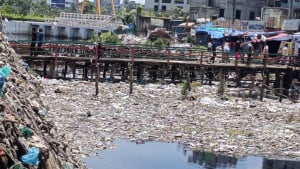 বর্জ্যে ভরা প্রধান নিষ্কাশন খাল সেচ পাম্পে পানি যায় না