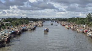 বরফ সংকটে মৎস্যকেন্দ্রে আটকা শত শত ট্রলার