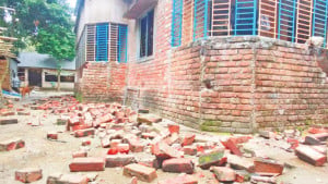সংঘর্ষে বৃদ্ধ নিহত হওয়ার জেরে অর্ধশত বাড়িতে লুট