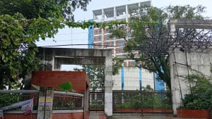 অব্যবহৃত পড়ে আছে পাঁচ ভবন পরিদর্শনকালে প্রতিমন্ত্রীর ক্ষোভ