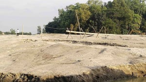 বালু ফেলে ৬০ বিঘা ফসলি জমি দখলের পাঁয়তারা