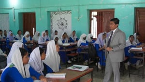শিক্ষার্থীদের অনুপ্রাণিত করতে ক্লাসে ক্লাসে ডিসি