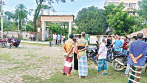 থানার মধ্যে সালিশে ব্যস্ত পুলিশ, ক্ষুব্ধ অনেকেই