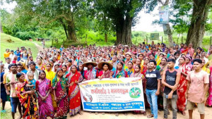 মজুরি বাড়ানোর দাবিতে অটল চা শ্রমিকরা