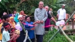 বরিশালে ফিতা কেটে বাঁশের সাঁকো উদ্বোধন করলেন বিএনপি নেতা